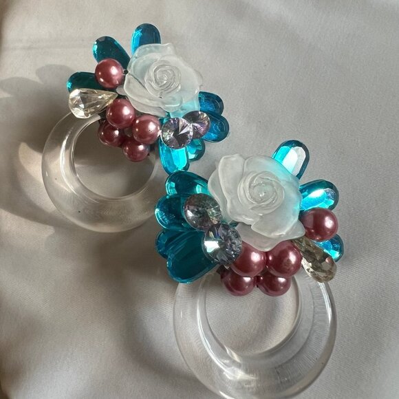 Vintage 80s Glam Rhinestone Lucite Faux Pearl Costume Estate Clip On Earrings - Picture 4 of 9